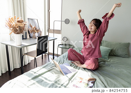 寝室の女性 84254755