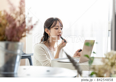メイク術のライブ配信する女性 84254858