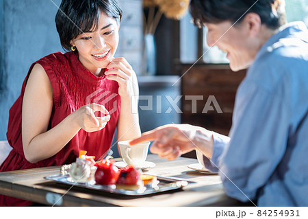 カフェでデートをするカップル 84254931