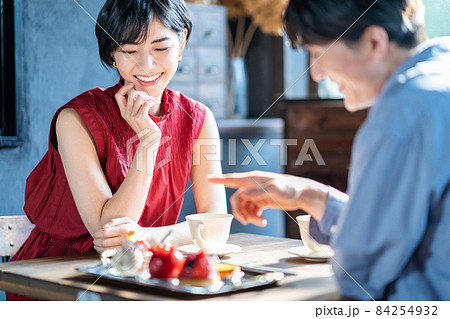カフェでデートをするカップル カフェでデートをするカップル 84254932