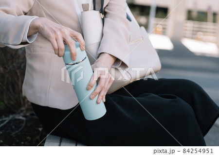 マイボトルを使うビジネスウーマン マイボトルを使うビジネスウーマン 84254951