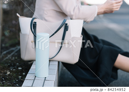 マイボトルを使うビジネスウーマン マイボトルを使うビジネスウーマン 84254952