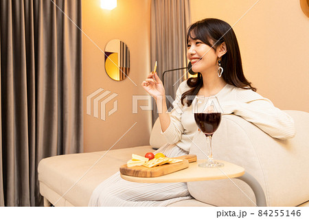 ワインとおつまみで楽しい時間を過ごす女性　おうち時間 84255146
