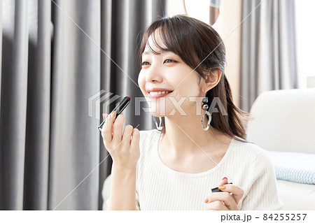 化粧をする女性 84255257