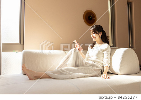 リビングでくつろぐ女性 リビングでくつろぐ女性 84255277