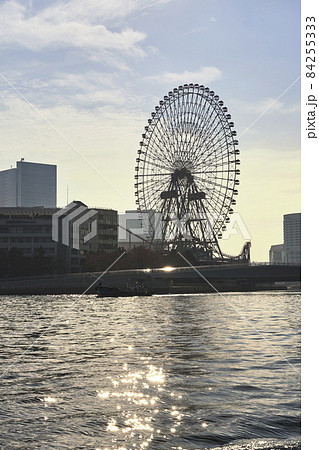 海から見たよこはまコスモワールドの大観覧車 84255333
