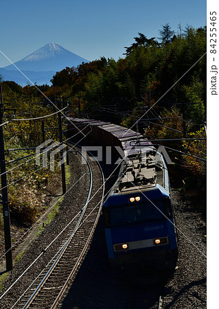 北杜市長坂町、富士をバックに中央本線を行く下り貨物列車 84255465