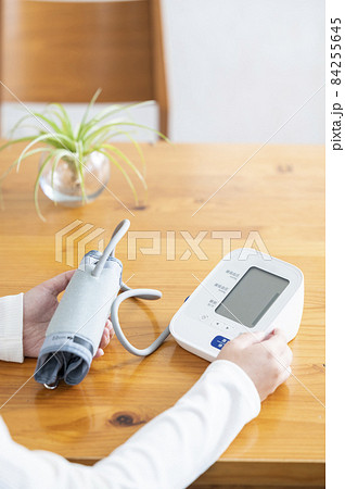 血圧を測定する女性 84255645