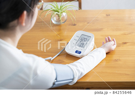 血圧を測定する女性 84255646