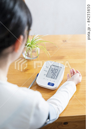 血圧を測定する女性 84255650
