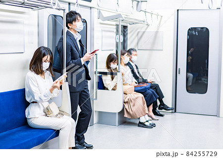 電車・地下鉄で移動する人々 電車・地下鉄で移動する人々 84255729
