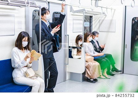 電車・地下鉄で移動する人々 電車・地下鉄で移動する人々 84255732