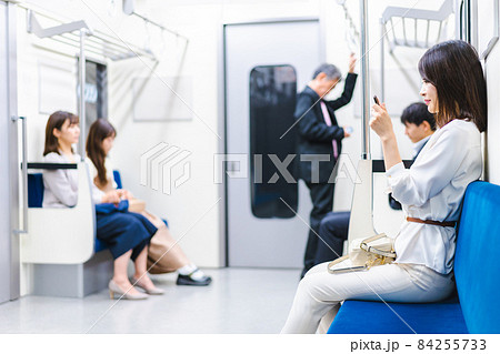 電車・地下鉄で移動する人々 電車・地下鉄で移動する人々 84255733