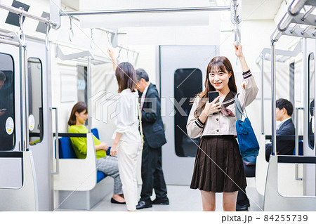 電車・地下鉄で移動する人々 電車・地下鉄で移動する人々 84255739