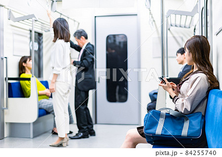 電車・地下鉄で移動する人々 電車・地下鉄で移動する人々 84255740