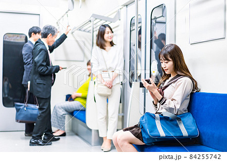 電車・地下鉄で移動する人々 84255742