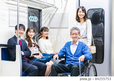 電車・地下鉄で移動する人々 電車・地下鉄で移動する人々 84255753