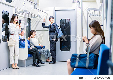 電車・地下鉄で移動する人々 電車・地下鉄で移動する人々 84255756