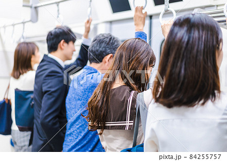 電車・地下鉄で移動する人々 電車・地下鉄で移動する人々 84255757