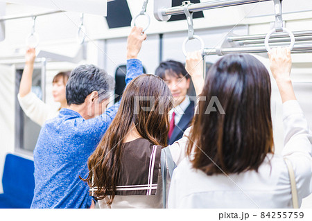 電車・地下鉄で移動する人々 電車・地下鉄で移動する人々 84255759