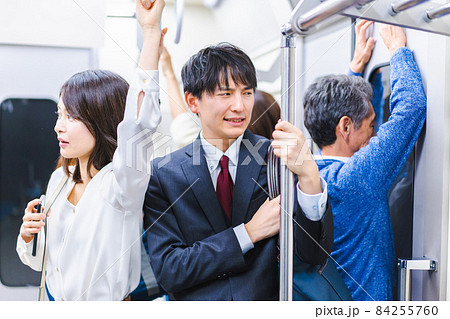 電車・地下鉄で移動する人々 84255760