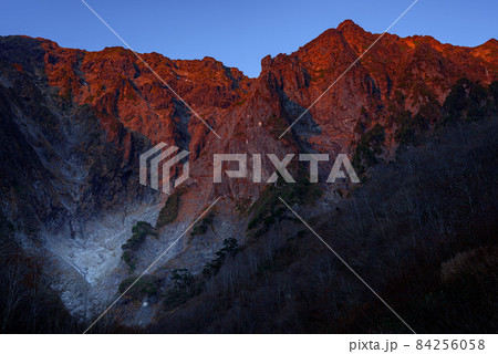 晩秋の夜明け、谷川岳一ノ倉沢の絶景 84256058