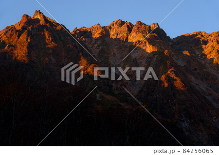 晩秋の夜明け、谷川岳一ノ倉沢の絶景 84256065