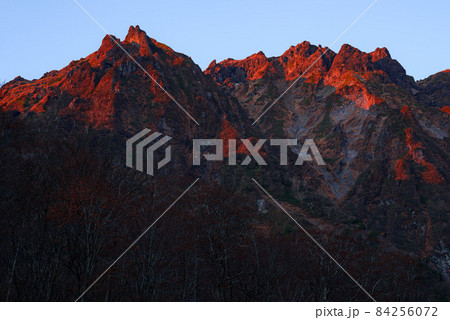 晩秋の夜明け、谷川岳一ノ倉沢の絶景 84256072