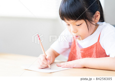 学習塾で勉強する小学生。 学習塾で勉強する小学生。 84256305