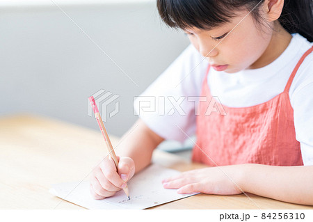 学習塾で勉強する小学生。 84256310