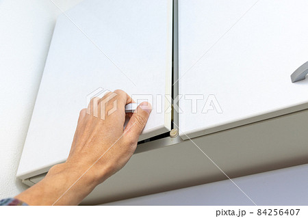 キャビネットの扉を開ける 84256407