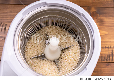 玄米を精米機で精米する（精米後） 84257143