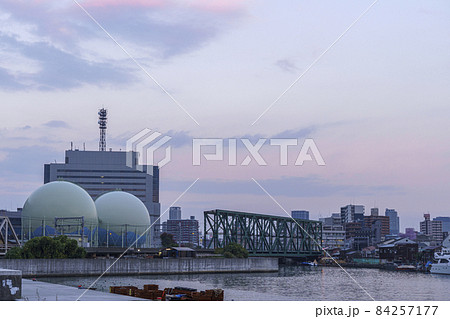 尻無川　護岸沿いからガスタンク　夕景　（大阪府大阪市港区南市岡） 84257177