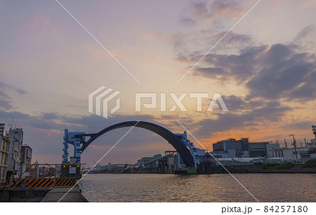 尻無川水門 夕景 (大阪市大正区) 尻無川水門 夕景 (大阪市大正区) 84257180