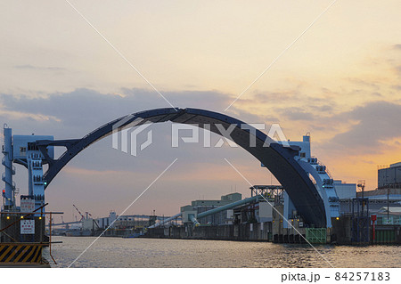 尻無川水門　夕景　（大阪市大正区） 84257183