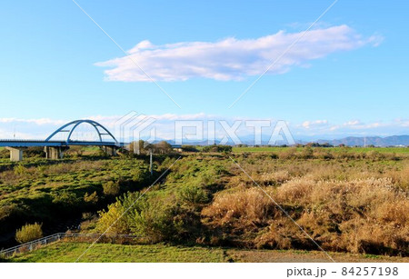 堤防から秋の河川敷を眺める　橋　山　風景　渡良瀬 84257198