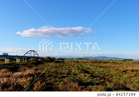 堤防から秋の河川敷を眺める 橋 山 風景 渡良瀬 堤防から秋の河川敷を眺める 橋 山 風景 渡良瀬 84257199