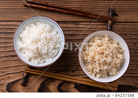 玄米ご飯と白ご飯 84257386