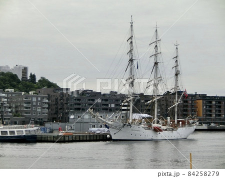 ノルウェー　オスロ　港に浮かぶ帆船 84258279