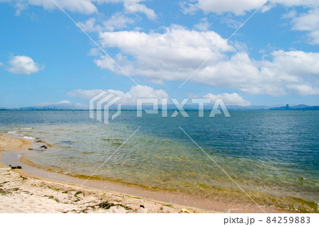 穏やかに波が打ち寄せる琵琶湖の砂浜 84259883