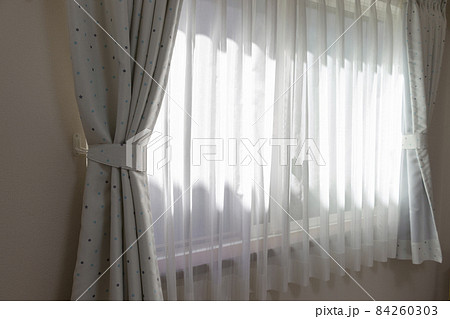 ガラス窓とレース生地の白いカーテン 84260303