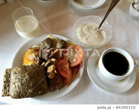 ノルウェー　ソグネ・フィヨルドに面したホテル　ビュッフェスタイルの朝食 84260310