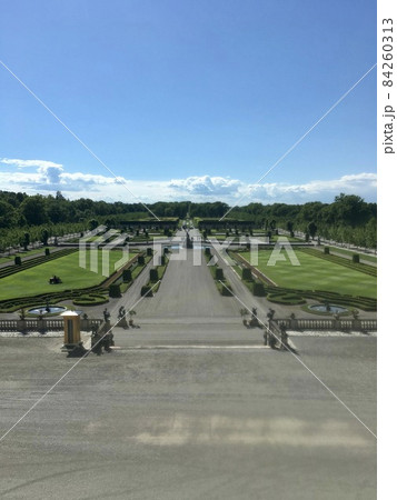 ストックホルム　ドロットニングホルム宮殿　庭園全景 84260313