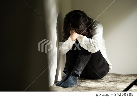 孤独　DV   悲しい　依存症 84260389