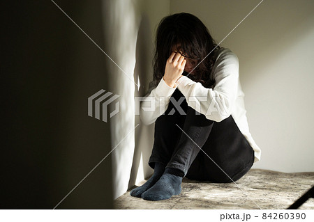 孤独　DV   悲しい　依存症 84260390