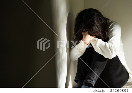 孤独　DV   悲しい　依存症 84260391