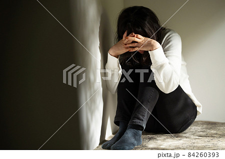 孤独　DV   悲しい　依存症 84260393