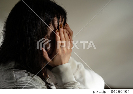 孤独　DV   悲しい　依存症 84260404