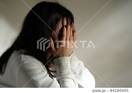 孤独　DV   悲しい　依存症 84260405