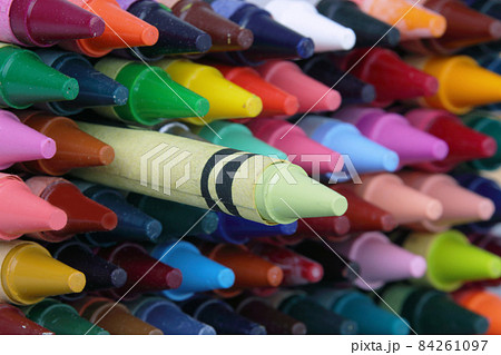 Colored wax crayons with shallow depth of field 84261097